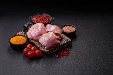 Taze çiğ tavuk filetosu. Tuzlu, baharatlı ve çimento kaplı.