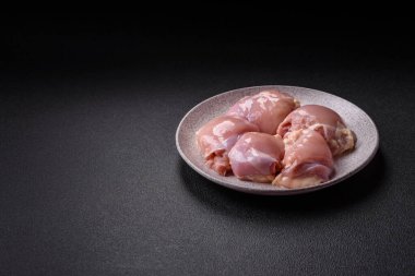 Taze çiğ tavuk filetosu. Tuzlu, baharatlı ve çimento kaplı.