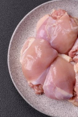 Taze çiğ tavuk filetosu. Tuzlu, baharatlı ve çimento kaplı.