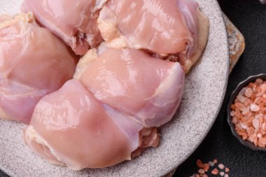 Taze çiğ tavuk filetosu. Tuzlu, baharatlı ve çimento kaplı.