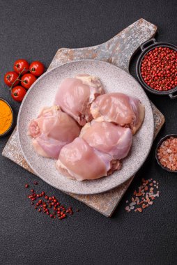 Taze çiğ tavuk filetosu. Tuzlu, baharatlı ve çimento kaplı.