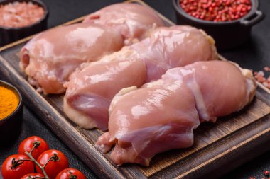 Taze çiğ tavuk filetosu. Tuzlu, baharatlı ve çimento kaplı.