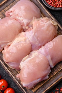 Taze çiğ tavuk filetosu. Tuzlu, baharatlı ve çimento kaplı.