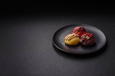 Lezzetli Asya mochi tatlısı pirinç hamuru kabuğu ve koyu beton arka planda meyveler.