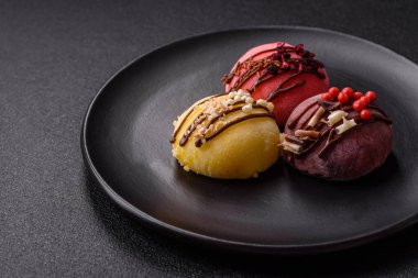 Lezzetli Asya mochi tatlısı pirinç hamuru kabuğu ve koyu beton arka planda meyveler.