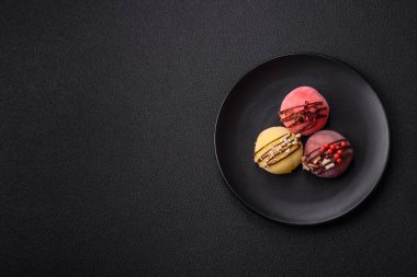 Lezzetli Asya mochi tatlısı pirinç hamuru kabuğu ve koyu beton arka planda meyveler.