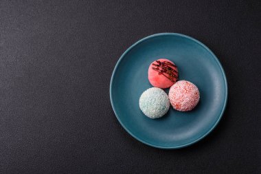 Lezzetli Asya mochi tatlısı pirinç hamuru kabuğu ve koyu beton arka planda meyveler.