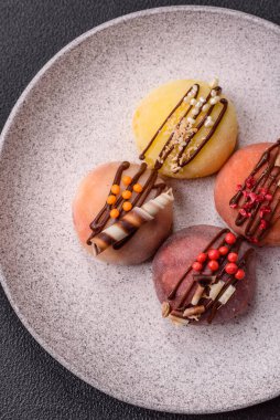 Lezzetli Asya mochi tatlısı pirinç hamuru kabuğu ve koyu beton arka planda meyveler.