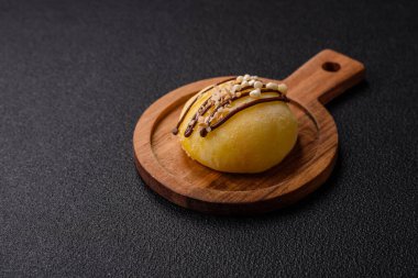 Lezzetli Asya mochi tatlısı pirinç hamuru kabuğu ve koyu beton arka planda meyveler.