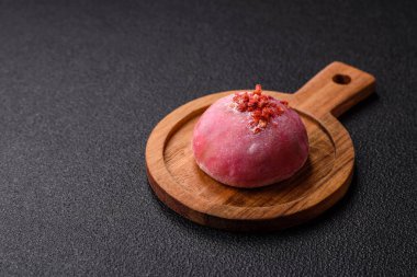 Lezzetli Asya mochi tatlısı pirinç hamuru kabuğu ve koyu beton arka planda meyveler.