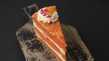 Balkabaklı tatlı katmanlı kek ya da koyu dokulu arkaplanda kremalı narenciye aromalı.