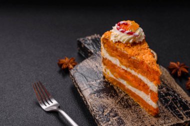 Balkabaklı tatlı katmanlı kek ya da koyu dokulu arkaplanda kremalı narenciye aromalı.