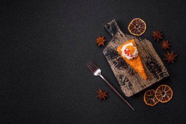 Balkabaklı tatlı katmanlı kek ya da koyu dokulu arkaplanda kremalı narenciye aromalı.