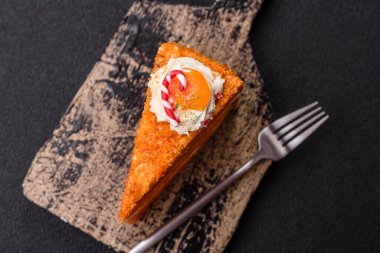 Balkabaklı tatlı katmanlı kek ya da koyu dokulu arkaplanda kremalı narenciye aromalı.