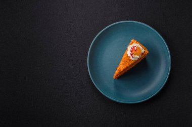 Balkabaklı tatlı katmanlı kek ya da koyu dokulu arkaplanda kremalı narenciye aromalı.