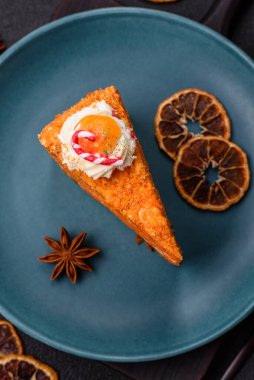 Balkabaklı tatlı katmanlı kek ya da koyu dokulu arkaplanda kremalı narenciye aromalı.