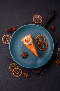 Balkabaklı tatlı katmanlı kek ya da koyu dokulu arkaplanda kremalı narenciye aromalı.