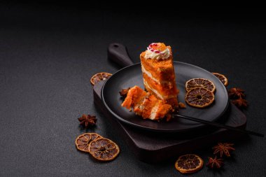 Balkabaklı tatlı katmanlı kek ya da koyu dokulu arkaplanda kremalı narenciye aromalı.