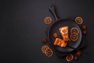 Balkabaklı tatlı katmanlı kek ya da koyu dokulu arkaplanda kremalı narenciye aromalı.