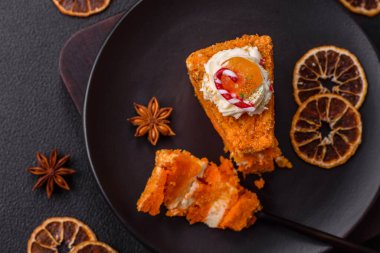 Balkabaklı tatlı katmanlı kek ya da koyu dokulu arkaplanda kremalı narenciye aromalı.