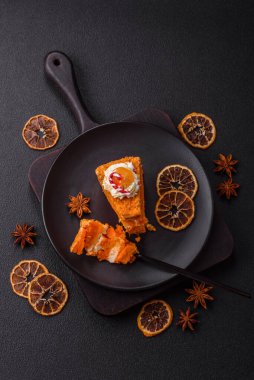 Balkabaklı tatlı katmanlı kek ya da koyu dokulu arkaplanda kremalı narenciye aromalı.