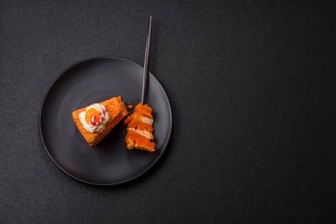 Balkabaklı tatlı katmanlı kek ya da koyu dokulu arkaplanda kremalı narenciye aromalı.