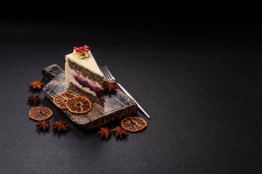 Koyu dokulu arka planda kiraz ve haşhaş tohumlu tatlı katmanlı peynirli kek.