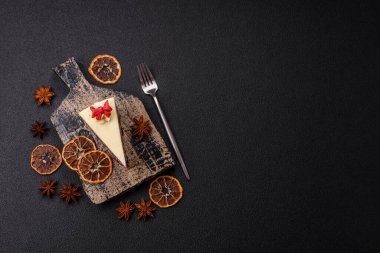 Koyu dokulu arka planda kiraz ve haşhaş tohumlu tatlı katmanlı peynirli kek.