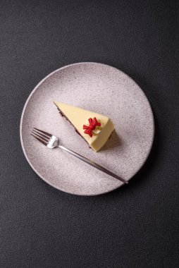 Koyu dokulu arka planda kiraz ve haşhaş tohumlu tatlı katmanlı peynirli kek.