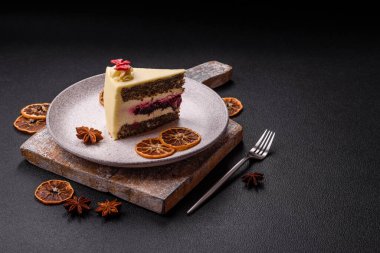 Koyu dokulu arka planda kiraz ve haşhaş tohumlu tatlı katmanlı peynirli kek.