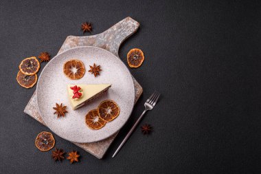 Koyu dokulu arka planda kiraz ve haşhaş tohumlu tatlı katmanlı peynirli kek.