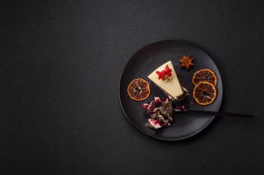 Koyu dokulu arka planda kiraz ve haşhaş tohumlu tatlı katmanlı peynirli kek.