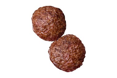 Beyaz arka planda tuzlu, baharatlı ve otlu biftek köfteleri.