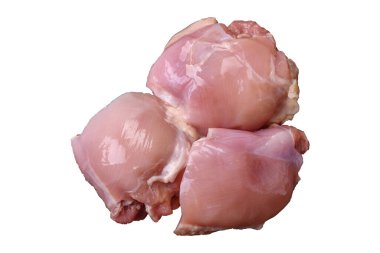 Beyaz arka planda tuz, baharat ve otlarla taze çiğ tavuk filetosu.