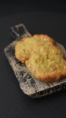 Lezzetli kızarmış domuz ya da koyu beton arka planda tuz ve baharatla ekilmiş tavuk pirzolası.