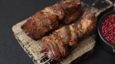 Lezzetli ızgara tavuk, hindi ya da domuz şişi, tuzlu, baharatlı ve otlu, koyu beton bir arka planda.