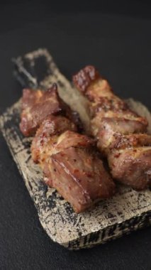 Lezzetli ızgara tavuk, hindi ya da domuz şişi, tuzlu, baharatlı ve otlu, koyu beton bir arka planda.