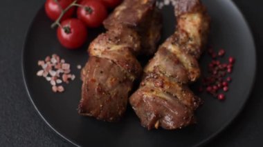 Lezzetli ızgara tavuk, hindi ya da domuz şişi, tuzlu, baharatlı ve otlu, koyu beton bir arka planda.