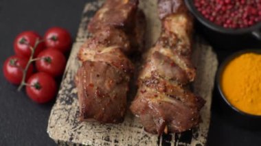 Lezzetli ızgara tavuk, hindi ya da domuz şişi, tuzlu, baharatlı ve otlu, koyu beton bir arka planda.