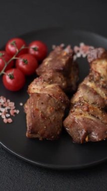 Lezzetli ızgara tavuk, hindi ya da domuz şişi, tuzlu, baharatlı ve otlu, koyu beton bir arka planda.