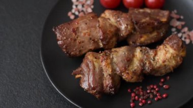 Lezzetli ızgara tavuk, hindi ya da domuz şişi, tuzlu, baharatlı ve otlu, koyu beton bir arka planda.