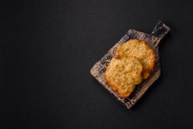 Lezzetli kızarmış domuz ya da koyu beton arka planda tuz ve baharatla ekilmiş tavuk pirzolası.