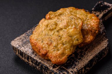 Lezzetli kızarmış domuz ya da koyu beton arka planda tuz ve baharatla ekilmiş tavuk pirzolası.