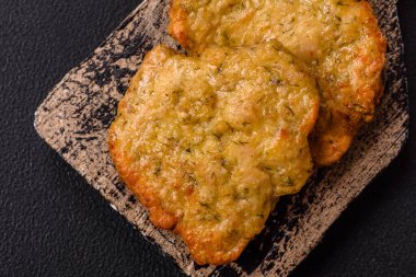 Lezzetli kızarmış domuz ya da koyu beton arka planda tuz ve baharatla ekilmiş tavuk pirzolası.