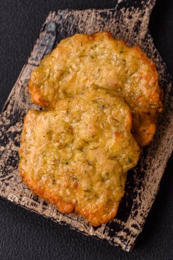 Lezzetli kızarmış domuz ya da koyu beton arka planda tuz ve baharatla ekilmiş tavuk pirzolası.