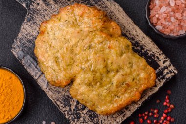 Lezzetli kızarmış domuz ya da koyu beton arka planda tuz ve baharatla ekilmiş tavuk pirzolası.