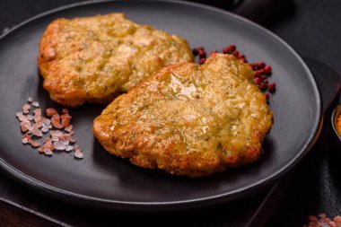 Lezzetli kızarmış domuz ya da koyu beton arka planda tuz ve baharatla ekilmiş tavuk pirzolası.