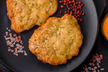 Lezzetli kızarmış domuz ya da koyu beton arka planda tuz ve baharatla ekilmiş tavuk pirzolası.