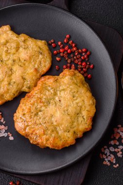 Lezzetli kızarmış domuz ya da koyu beton arka planda tuz ve baharatla ekilmiş tavuk pirzolası.