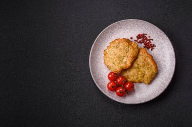 Lezzetli kızarmış domuz ya da koyu beton arka planda tuz ve baharatla ekilmiş tavuk pirzolası.